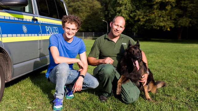 Checker Julian mit Polizeihund Tiger und Hundeführer Manu