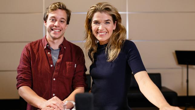 Checker Tobi mit Comedian und Schauspielerin Anke Engelke in einem Synchronstudio in Berlin.