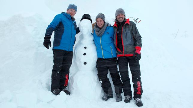 Checker Tobi (Mitte) beim Schneeskulpturen-Festival in Ischgl mit dem deutschen Team.