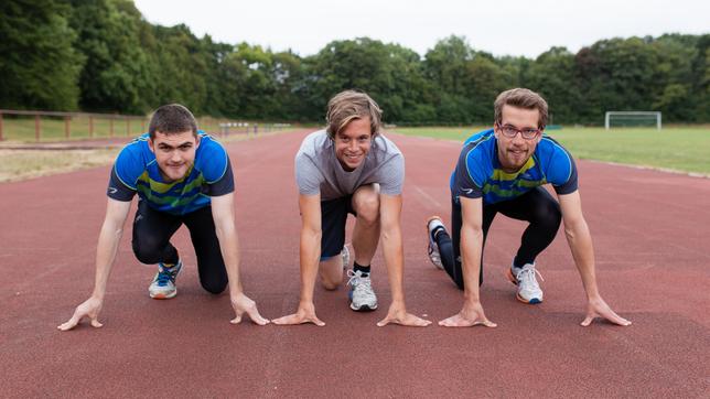 Checker Tobi Der Blinden-Check 03.09.2016 Checker Tobi mit dem sehbehinderten Sportler Sebastian Roob (links) und seinem Trainer Rafael Marks (rechts).