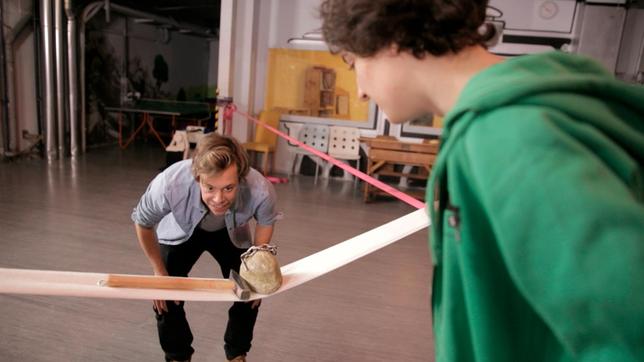 Checker Tobi (hinten) mit Slackliner Elias Finale.