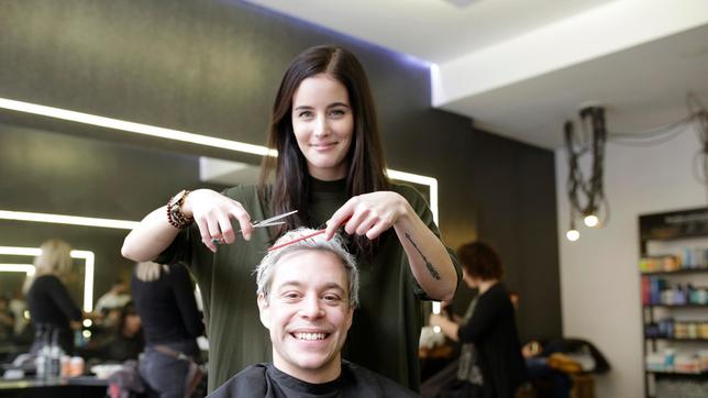 Friseurin Dani hat Tobi die Haare grau gefärbt. Zum Glück geht die Farbe beim Waschen wieder raus.