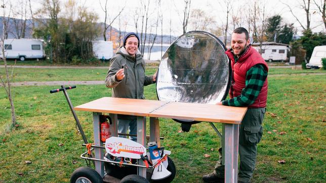 Herausforderer und Outdoorexperte Joe mit Checker Tobi (links) beim Chexperiment in Kochel am See.