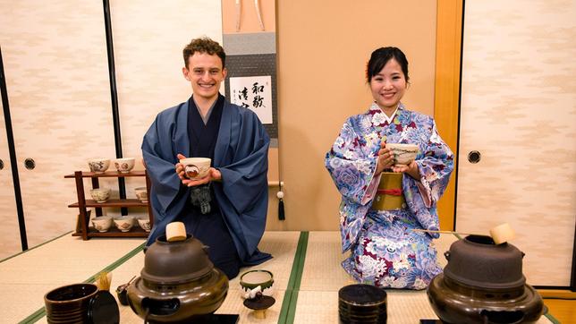 Bild: BR/megaherz gmbh/Hans-Florian Hopfner Julian und eine Protagonistin bei einer klassischen japanischen Teezeremonie. Weiteres Bildmaterial finden Sie unter www.br-foto.de.