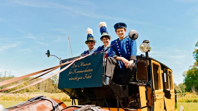 Mit den Postillonen Herbert und Steffi fährt Julian mit der historischen Postkutsche durchs Nürnberger Land. 