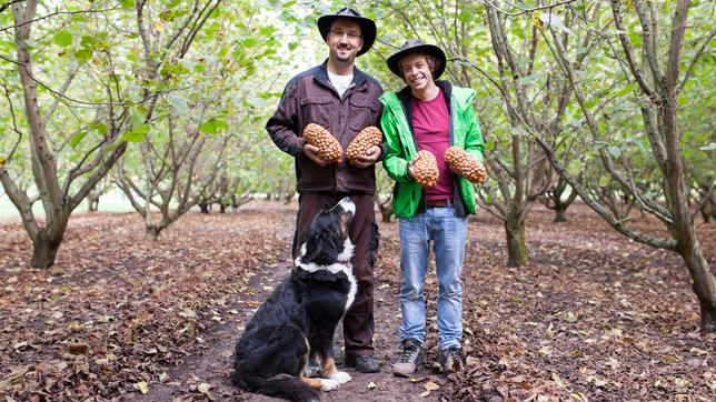 Checker Tobi und Martin Stimmer mit Nüssen Der Nuss-Check