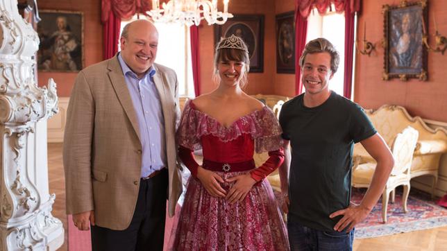 Checker Tobi Der Prinzessinnen-Check 25.12.2015 Checker Tobi (rechts) und Adelsexperte Baron Alexander Hohenbühel am Set von "Prinzessin Maleen" auf dem Schloss Moos in Südtirol mit Regisseurin Antonia Simm im Prinzessinen-Kostüm.