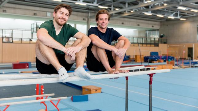 Tobi (rechts) checkt mit Turn-Trainer Erik, was er an den Geräten so drauf hat. Zum Beispiel am Barren, auf dem die beiden gerade sitzen.