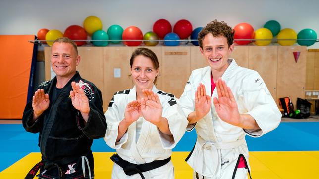 Sophia und Frank haben beide einen schwarzen Gürtel in Jiu Jitsu. Sie zeigen Julian (rechts) viele coole Tricks zur Selbstverteidigung. 