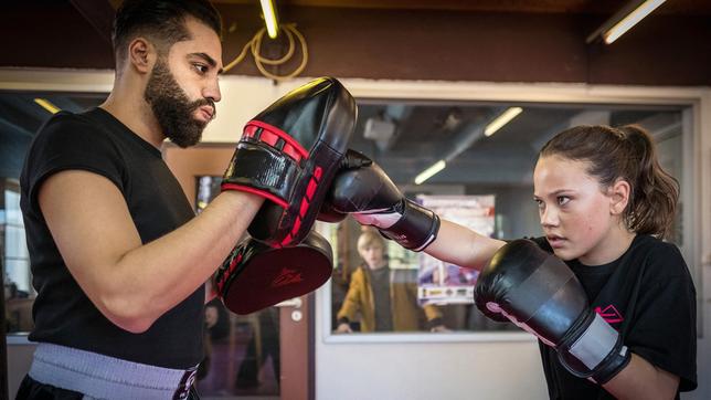 Kim (links) bereitet Kira auf die Kickbox-Meisterschaften vor.