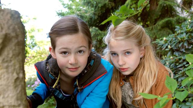 Lina (Lale H. Mann) und Sophie (Katherina Unger) passen auf.