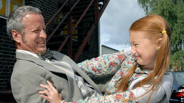 Emma (Aurelia Stern, rechts) kämpft mit dem verbrecherischen Dr. Krantz (Felix Bresser).