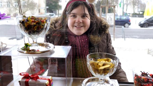 Candy (S.Makinist) würde so gerne ins Geschäft gehen und sich von den Naschereien bedienen.