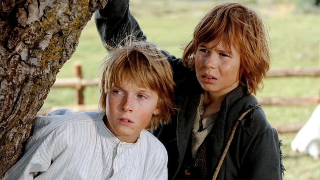 Der Waisenjunge Tom Saywer (Louis Hofmann, li.) und sein bester Freund Huck Finn (Leon Seidel) haben nur Unsinn im Kopf und hecken wieder einen Streich aus.