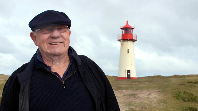 Armin vor dem weiße Leuchtturm List West auf der Sylter Halbinsel Ellenbogen.