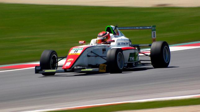 Viele Unfälle überschatten die österreichischen Formel 4-Rennen. Jannes nutzt die Ausfälle der Konkurrenz nicht aus und ist mächtig sauer. Kann er im nächsten Rennen auf der legendären Strecke „Spa-Francorchamps“ voll angreifen?