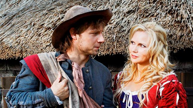 Bild: HR/Kinderfilm GmbH/Felix Holland Der Soldat Jakob (Christoph Letkowski) und die schöne Hexe (Veronica Ferres).