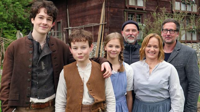 Bild: ARD/Patrick Popow Maximilian Ehrenreich (Rolle Theo), Caspar Krzysch (Rolle Fritz), Hedda Erlebach (Rolle Lotte), Frank Stoye (Regisseur), Sonsee Neu (Rolle Emmi), Christoph Holthof (Produzent).