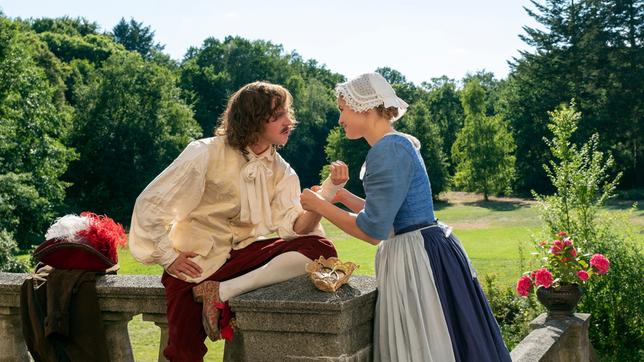 Kammerzofe Lisbeth (Luise von Finckh) verbindet Prinz Ludwigs (Jonas Lauenstein) verletzte Hand.