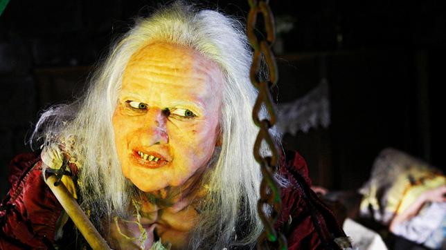 Bild: HR/Kinderfilm GmbH/Felix Holland Die Hexe (Veronica Ferres) braut einen Trank.
