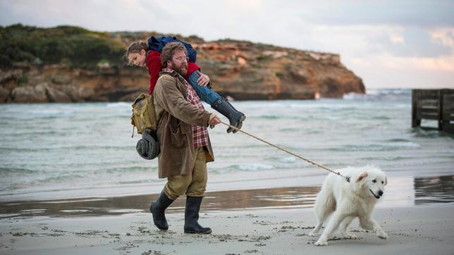 Farmer Swampy (Shane Jacobsen) und Enkelin Olivia (Coco Jack Gillies) haben einen Plan: Oddball soll die Pinguine beschützen.