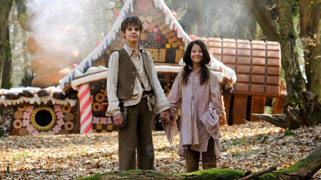 Bild: rbb/Hardy Spitz Hänsel (Friedrich Heine) und Gretel (Mila Böhning) finden das Knusperhäuschen im Wald.