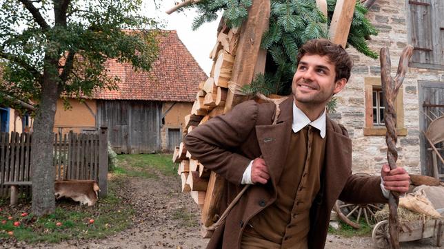 Hans (Lucas Reiber) trägt Holz. Weiteres Bildmaterial finden Sie unter www.br-foto.de.