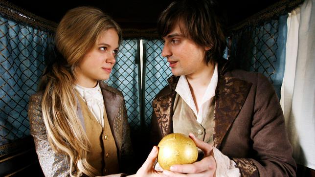 Bild: SWR/Daniel Flashar Kann sich sehen lassen: Aus dem Frosch ist der hübsche Prinz Floris (Alexander Merbeth) geworden. Prinzessin Sophie (Sidonie von Krosigk) entscheidet sich für ihn und gegen die Wahl ihres Vaters. Gemeinsam wollen sie die Welt sehen.