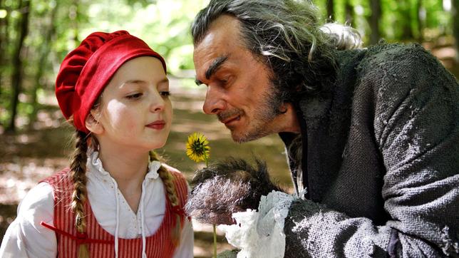 Bild: HR/Felix Holland Rotkäppchen (Amona Aßmann) und der böse Wolf (Edgar Selge).