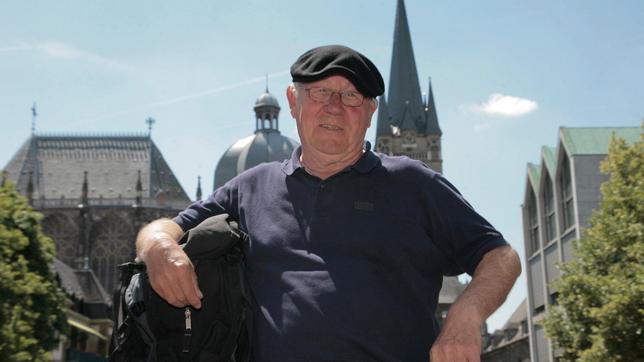 Von Aachen nach Görlitz führt Armins Weg bei seiner dritten "Deutschlandreise mit der Maus". 20 Jahre nach dem Fall der Mauer erkundet Filmemacher Armin Maiwald, was am "Wanderweg der deutschen Einheit" zu entdecken ist. Nachdem er schon mit Auto, Zug und Schiff unterwegs war, hat er bei dieser "Deutschlandreise" die Wanderstiefel geschnürt und durchquert zu Fuß das Land.