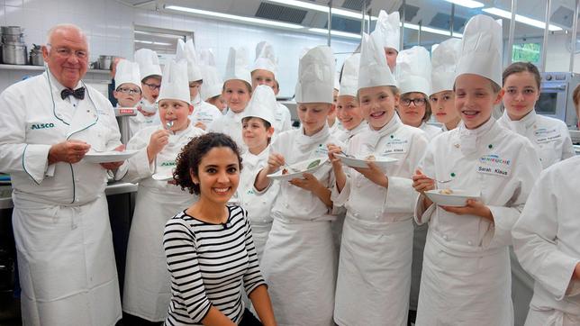 Alle Miniköche und ihr Kochlehrer mit Siham (vorne) in der Lehrküche kurz vor dem großen Abschlussessen.