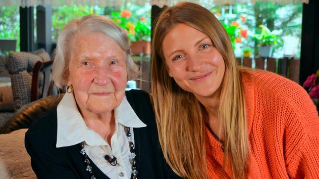 Jana besucht Frau Kirchner, die dieses Jahr ihren 100. Geburtstag gefeiert hat.