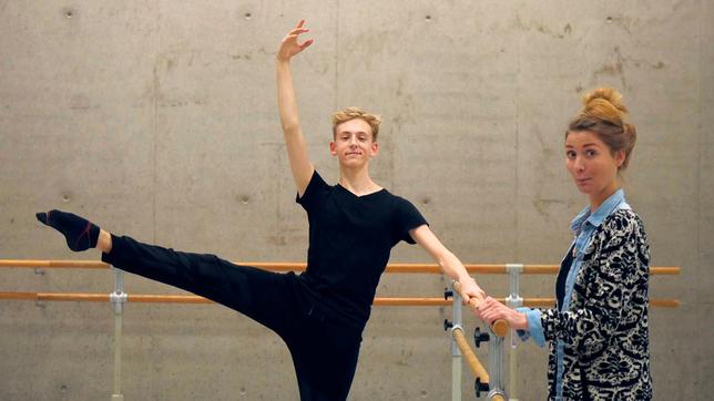 Jana besucht Niklas beim Training an der Palucca Hochschule für Tanz in Dresden.