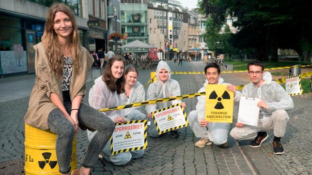 Jana (l) mit Jugendlichen der Jugendorganisation der GRÜNEN in Aachen bei einer Unterschriftenaktion gegen das belgische Atomkraftwerk Tihange.