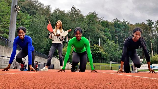 Jana (hinten) trifft die Drillinge Dorina, Dorinda und Dorte. Die drei sind talentierte Leichtathletinnen.