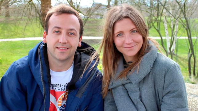 Jana und Felix sitzen gemeinsam im Park