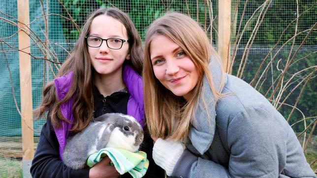 Jana (r) zu Besuch bei Tahira.