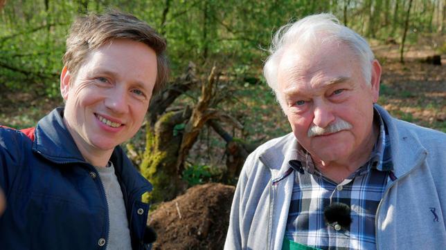 Johannes (l) und Ameisenschützer Heinz van den Brock vor einem erfolgreich umgesiedeltem Ameisenhaufen.