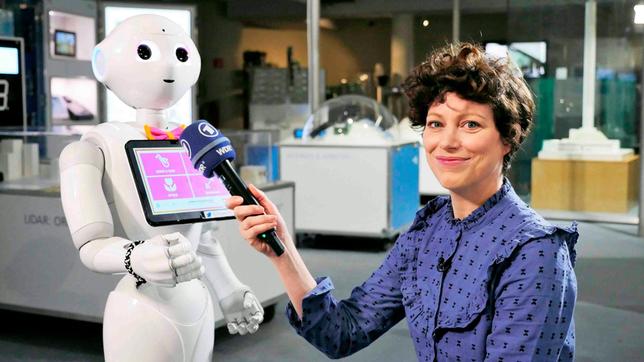 Malin mit dem humanoiden Roboter „Pepper“.