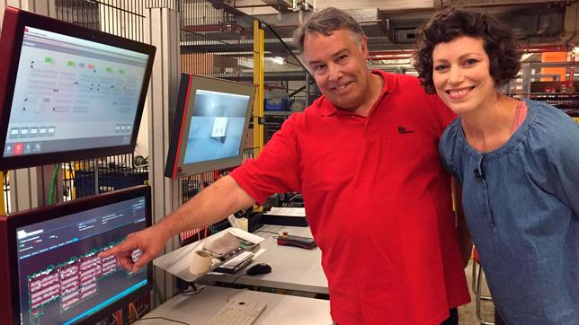 Malin und Programmierer Harald Bergermann vor der Schaltzentrale im Lager der BLG Logistics in Frankfurt am Main.