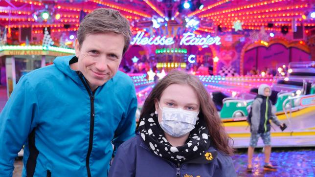 Johannes (l) gemeinsam mit Jasmin auf der Kirmes.