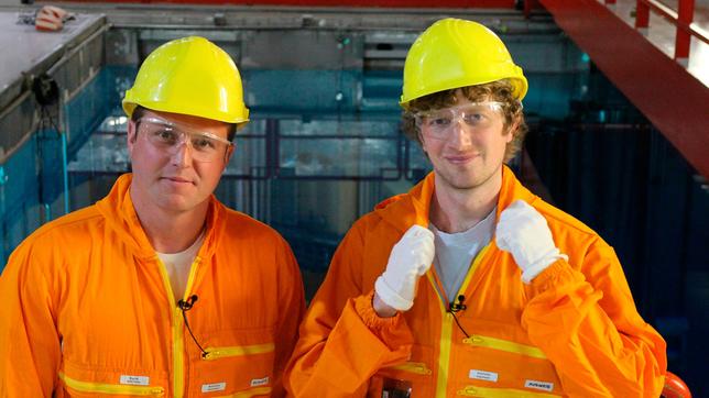 Moderator Robert (r) mit Alexander Scholl vom Kernkraftwerk Biblis im Reaktorgebäude von Block B.