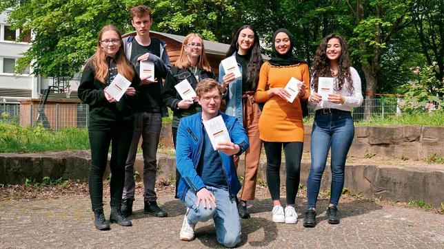 Moderator Robert (vorne) trifft Schüler*innen aus Bonn, die einen Grundgesetz-Slam geschrieben haben.