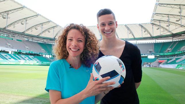 Moderatorin Gesa trifft Julian Draxler, Nationalspieler und Fußballweltmeister von 2014, zum Kicken.