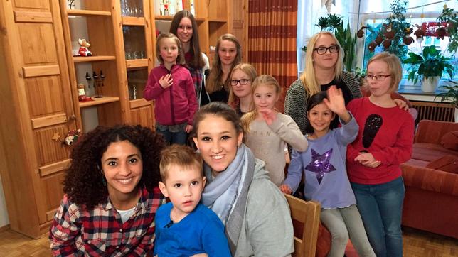 Moderatorin Siham (l) zu Besuch im Bethanien Kinderdorf in Schwalmtal mit den Kindern und Erzieherinnen aus dem Ährenhaus.