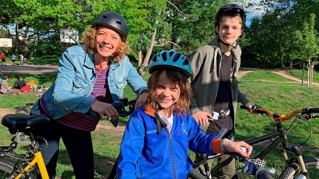 Reporterin Gesa (l) mit Daina (m) und Philip (r) am Rande der Kidical Mass (Fahrrad-Demo für Kinder) in Darmstadt.