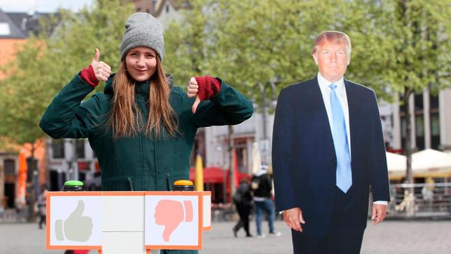 Reporterin Jana fragt in der Kölner Innenstadt nach Meinungen zu US-Präsident Donald Trump.