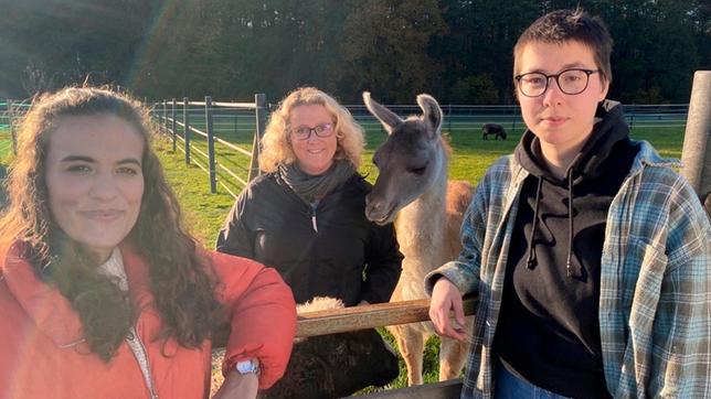 Reporterin Mona erfährt, was es auf einem Gnadenhof alles zu tun gibt. Corinna und Lina engagieren sich schon lange