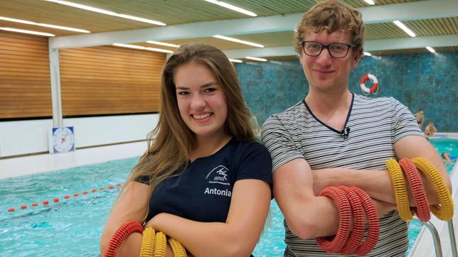 Robert besucht Antonia, die als Übungsleiterin im Schwimmbad jobbt.