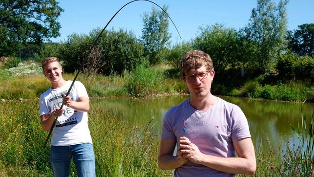 Robert (r) gemeinsam mit Jugendangler Luca an einem Teich.